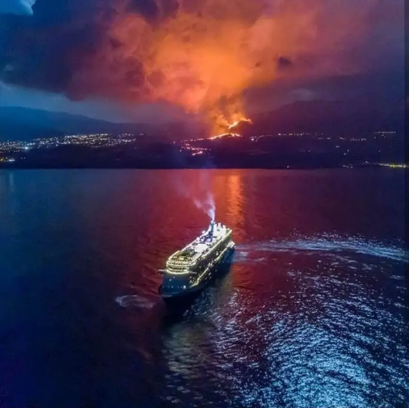 Kreuzfahrtschiff - Vulkan-Tourismus